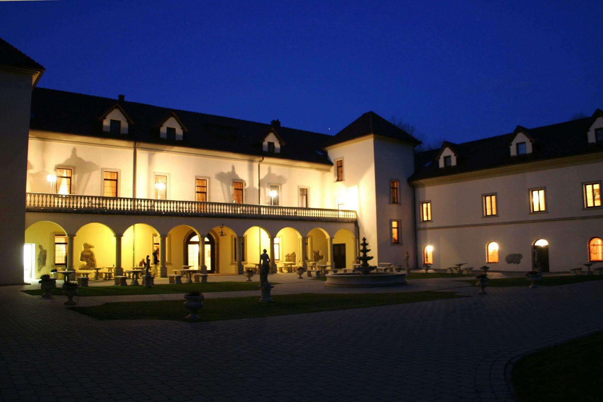 Zamek Kamenny Dvur Hotel Mostov Luaran gambar