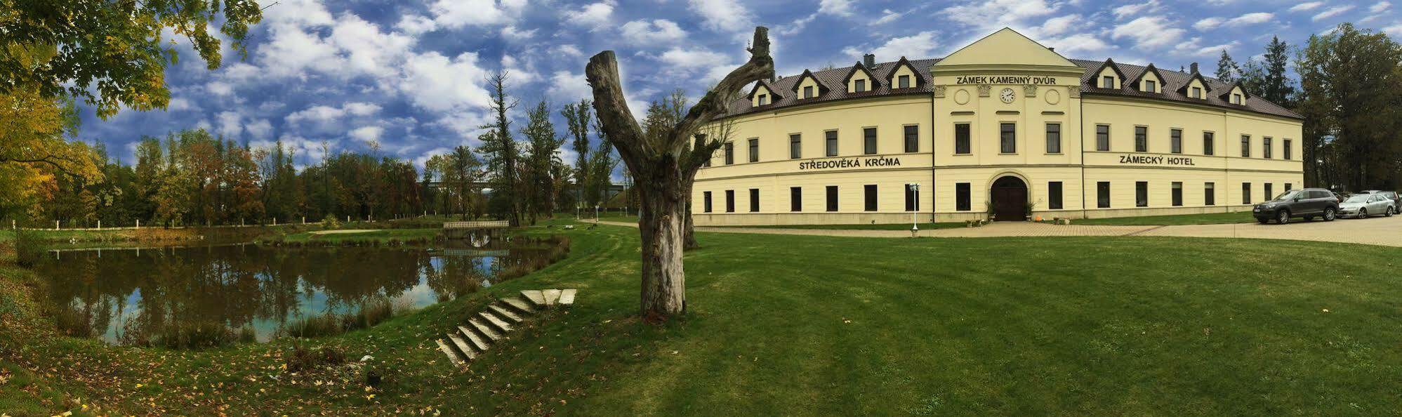 Zamek Kamenny Dvur Hotel Mostov Luaran gambar