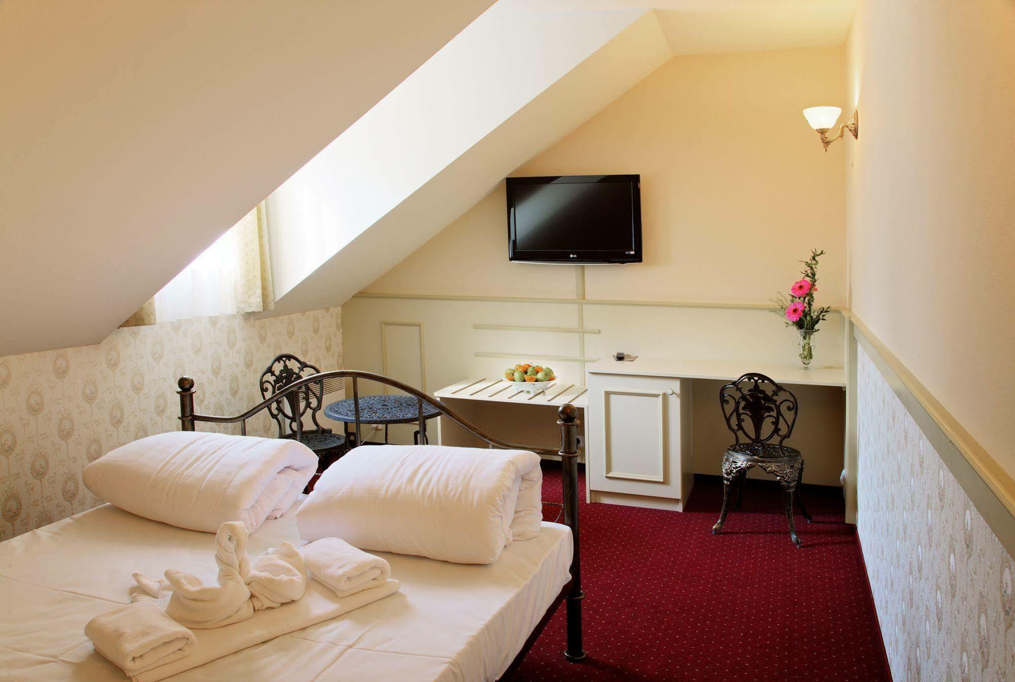 Zamek Kamenny Dvur Hotel Mostov Luaran gambar