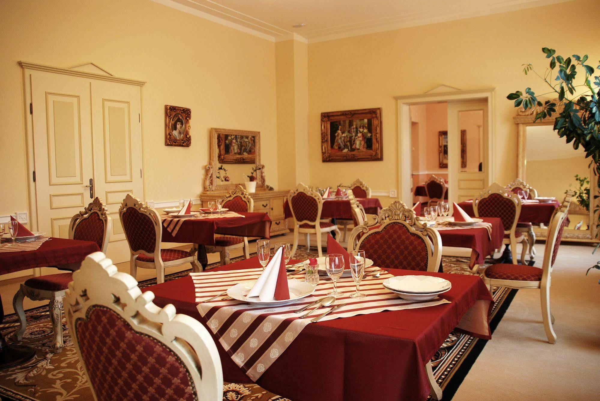 Zamek Kamenny Dvur Hotel Mostov Luaran gambar