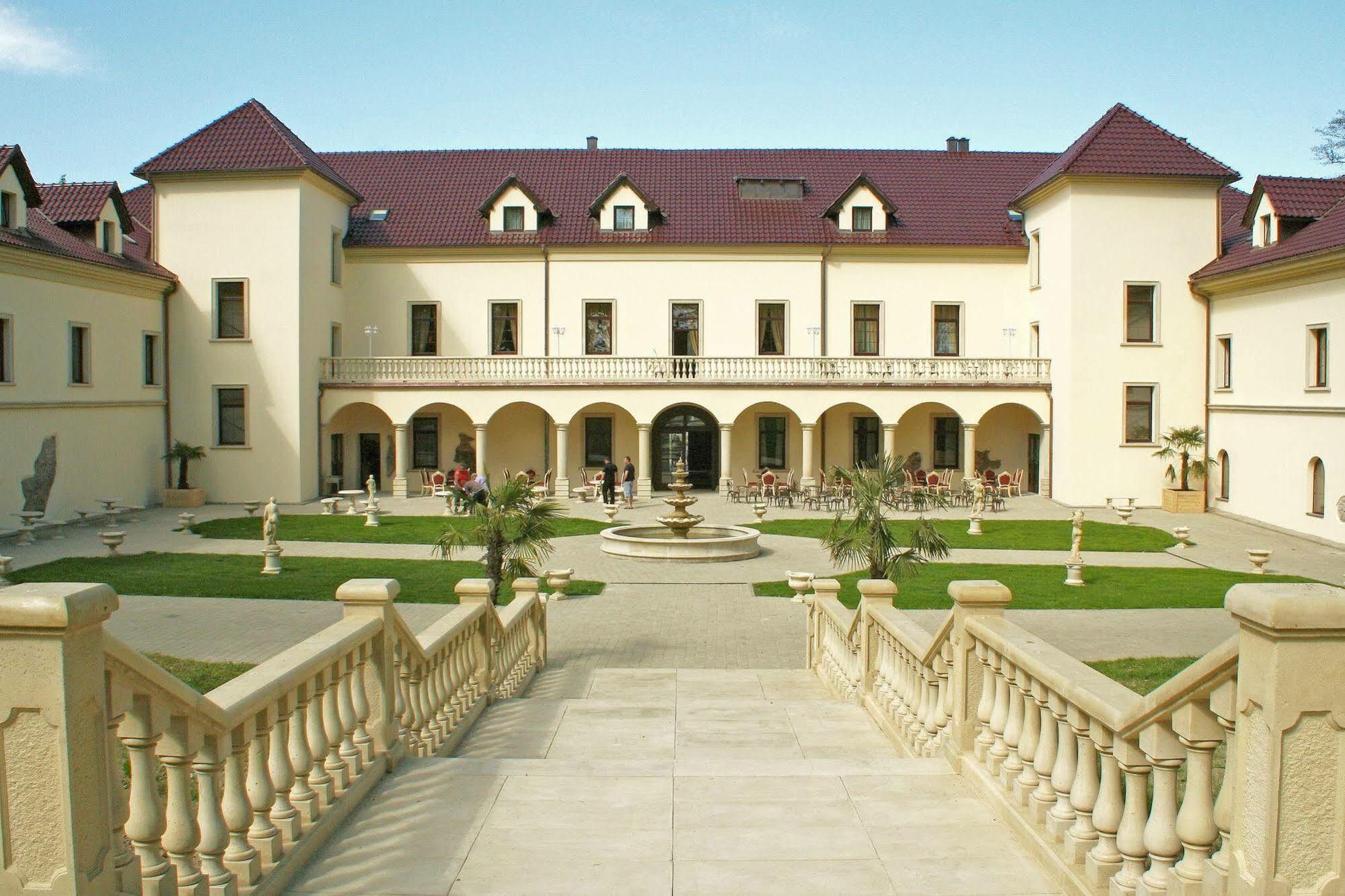 Zamek Kamenny Dvur Hotel Mostov Luaran gambar