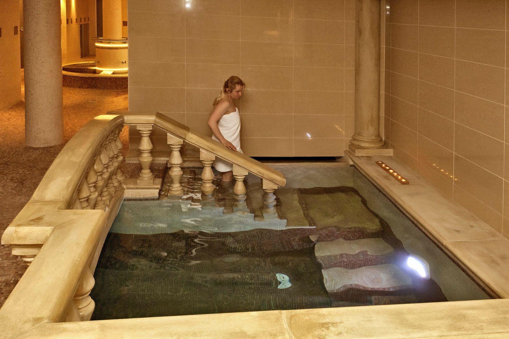 Zamek Kamenny Dvur Hotel Mostov Luaran gambar