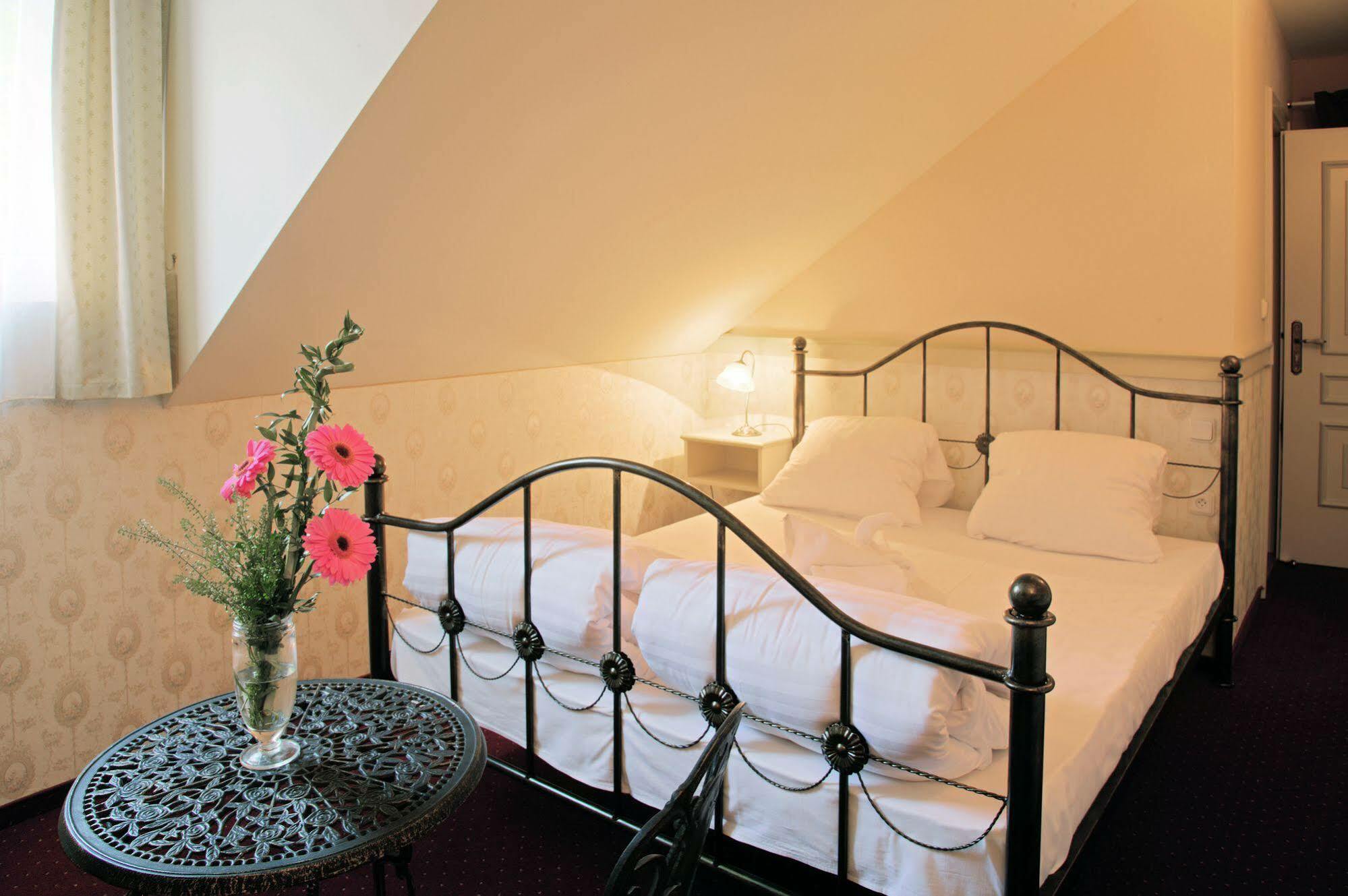 Zamek Kamenny Dvur Hotel Mostov Luaran gambar