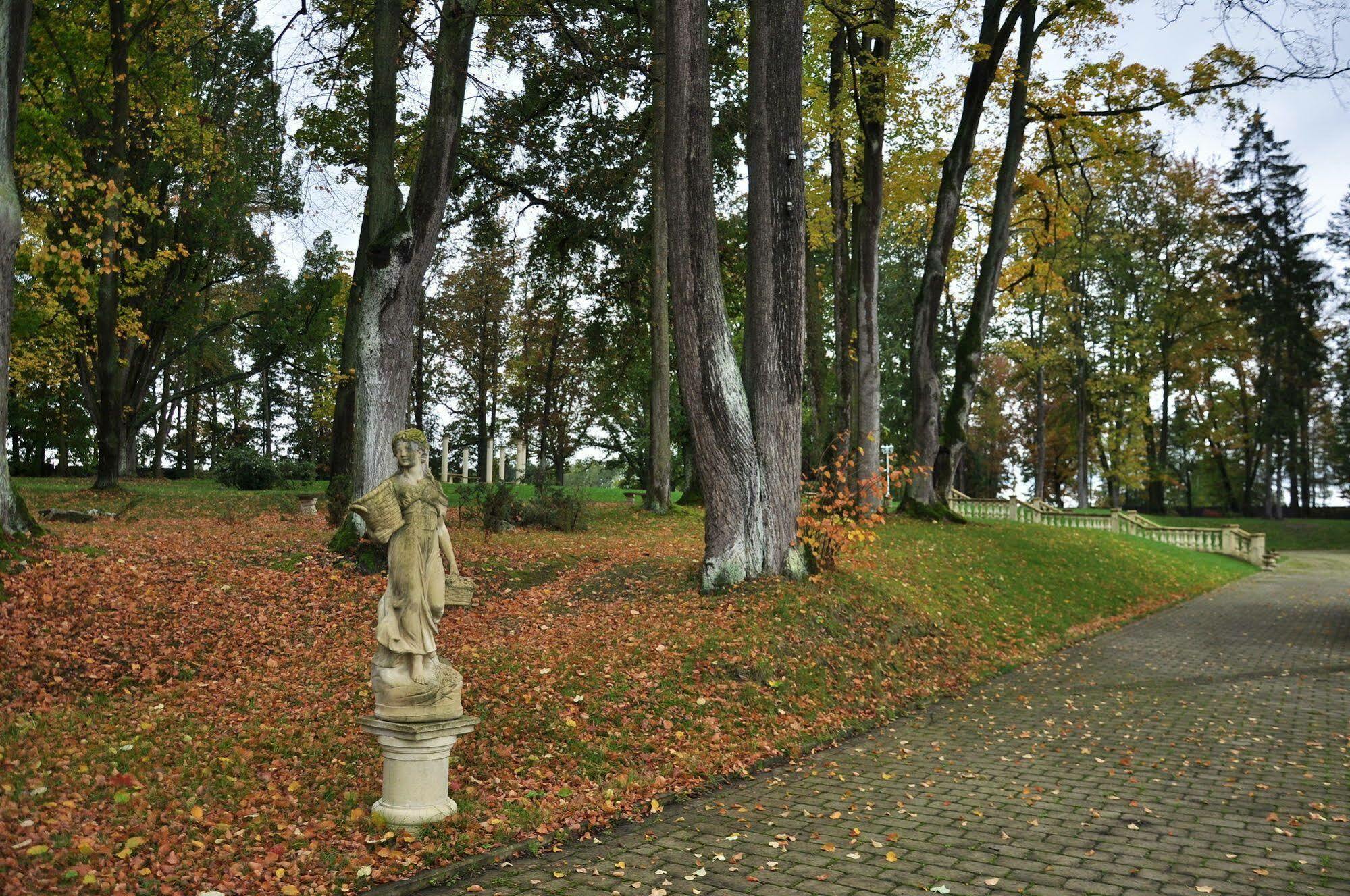 Zamek Kamenny Dvur Hotel Mostov Luaran gambar